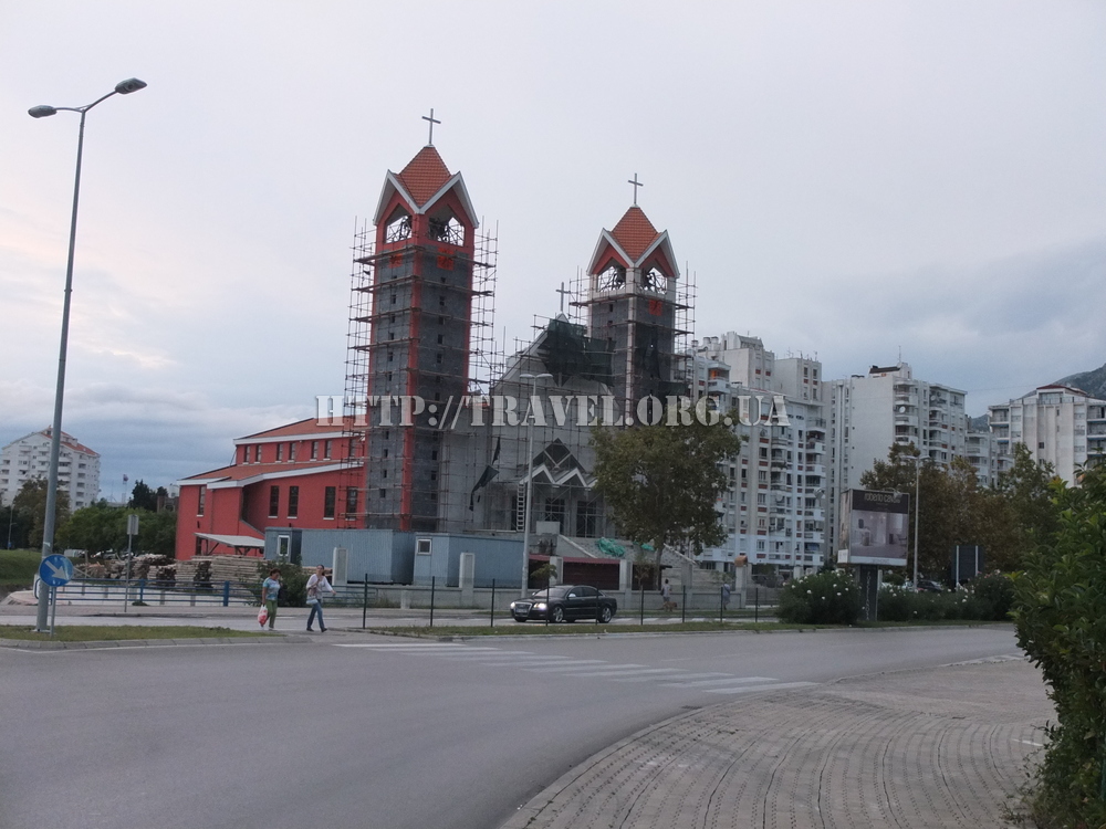 Строительство новой церкви в Баре, колокольня уже работает